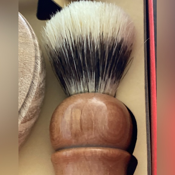 Macy’s NIB Shaving Kit  Boar’s Hair Brush in a wooden soap dish + razor🌹 - Picture 4 of 6